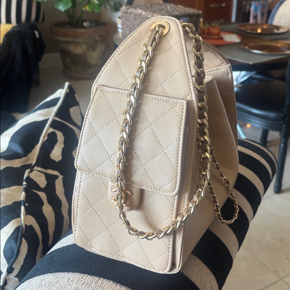 Chic Beige Quilted Shoulder Bag with Gold Chain Strap 25 CC - Picture 3 of 11